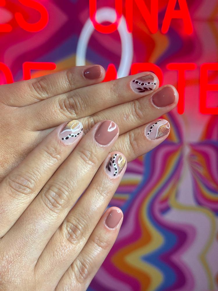 Imagen numero 1 del servicio Manicure permanente + 2 Diseños