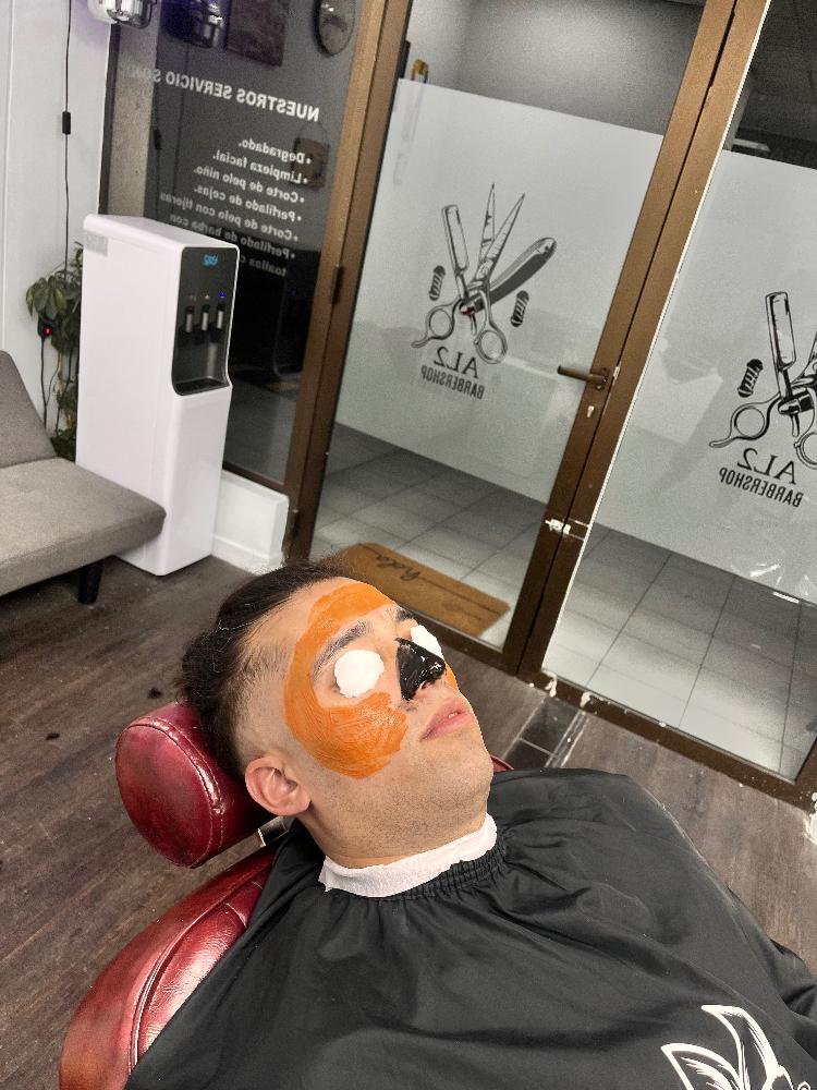 Imagen numero 1 del servicio Corte de cabello + Perfilado de barba + Limpieza Facial (Servicio Premium)