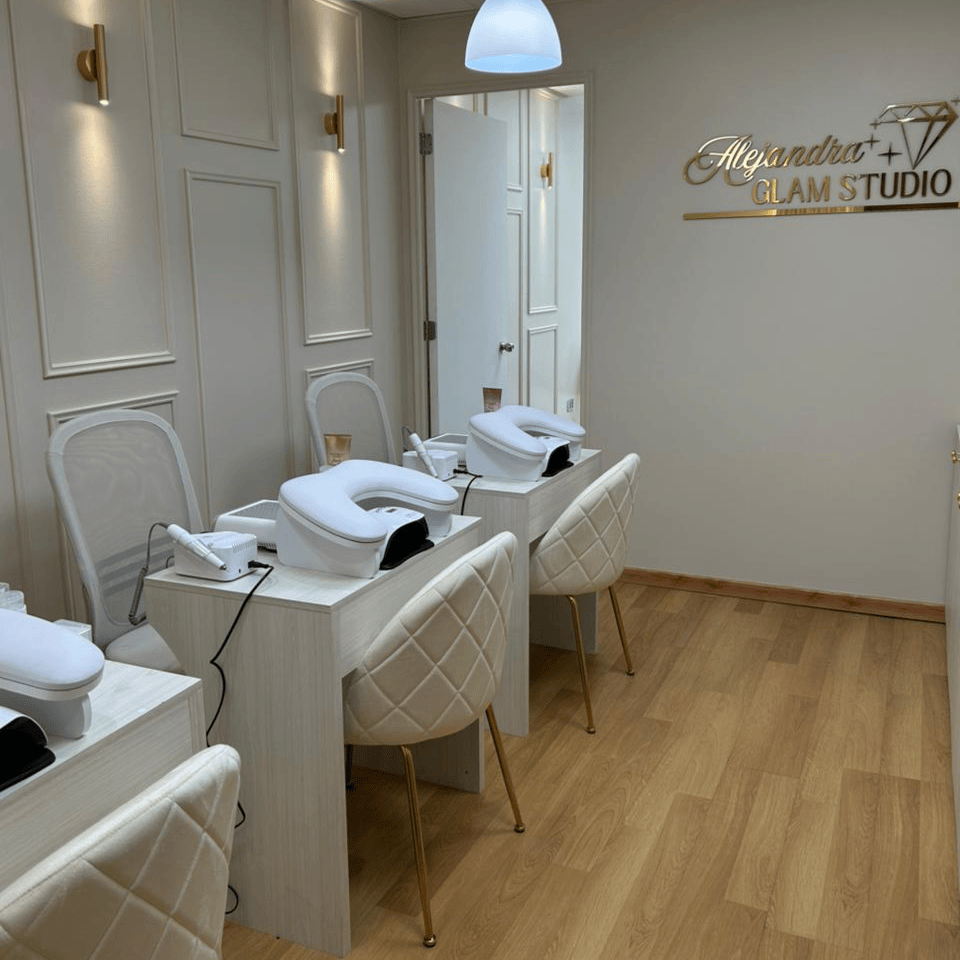 Logo de Alejandra Glam Studio