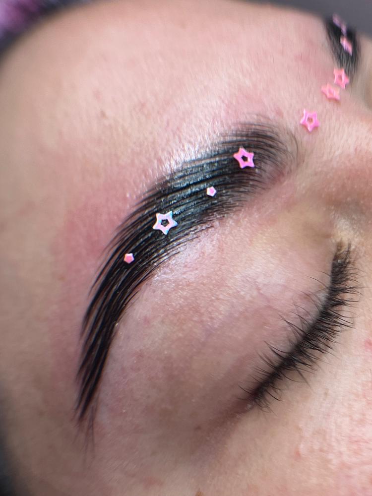 Imagen numero 2 del servicio Laminado y perfilado de cejas con hilo + Botox Therapy