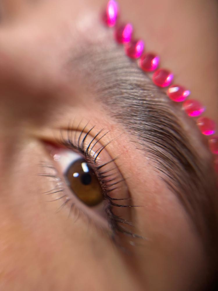 Imagen numero 3 del servicio Laminado y perfilado de cejas con hilo + Botox Therapy