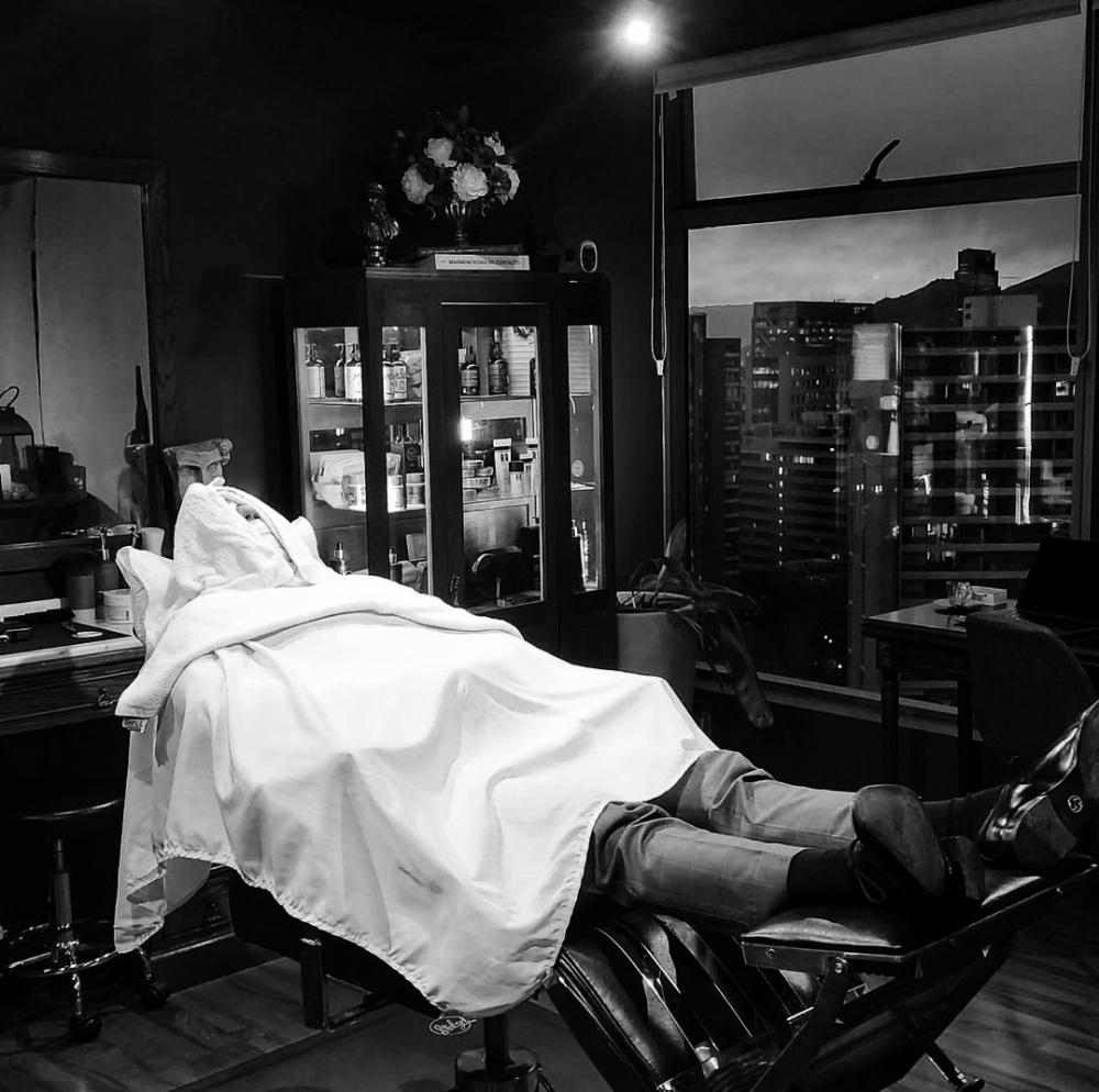 Imagen numero 1 del servicio CORTE DE CABELLO Y BARBA + TERAPIA DE RELAJACIÓN CRANEAL + TRAT. HIDRATACIÓN Y FUERZA CAPILAR